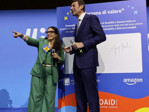 Ministro Locatelli e Giorgio Busnelli Amazon firmano il protocollo