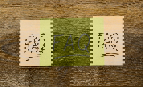 Immagine di un post-it con scritto FAQ