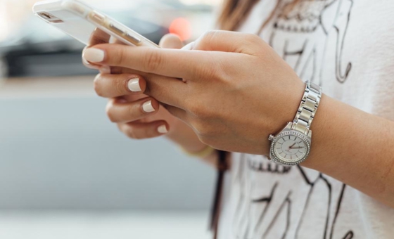 persona che utilizza smartphone