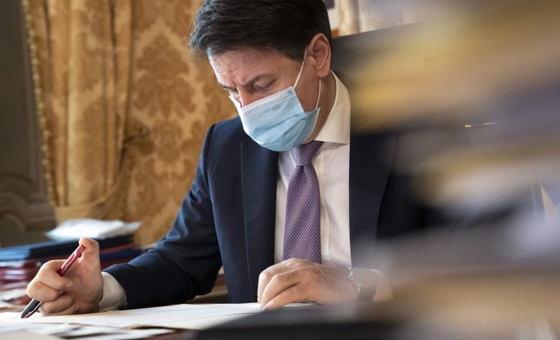 Il Presidente Conte firma il nuovo Dpcm