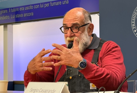 Al tavolo dei relatori durante l’evento dedicato al secondo anniversario della Carta di Solfagnano, il Ministro per le Disabilità Alessandra Locatelli è seduta accanto a Giorgione (Giorgio Barchiesi), protagonista dell’esperienza gastronomica inclusiva del Castello di Solfagnano. Sul tavolo sono presenti microfoni, documenti e una bottiglia d’acqua, mentre sullo sfondo si vede il logo della Presidenza del Consiglio dei Ministri e la bandiera italiana.