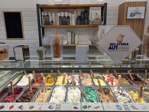 Il bancone di Gelateria Autentica – L’arte del gelato, il valore delle persone