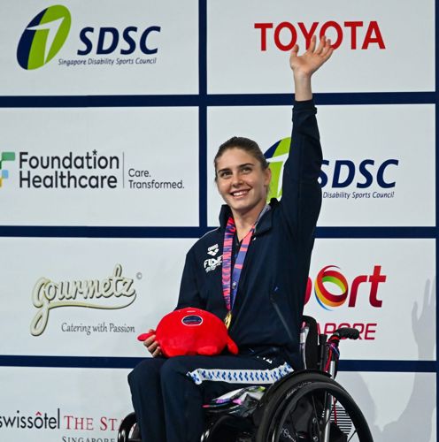 Monica Boggioni con la medaglia d'oro vinta ai Mondiali di Singapore 2025
