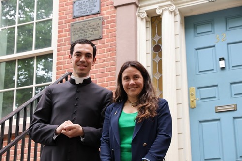 Don Luigi Portarulo, sacerdote di origini lucane, guida la St. Patrick's Old Cathedral di New York. Qui con il Ministro per le Disabilità Alessandra Locatelli
