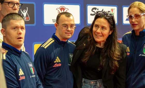 Foto di gruppo con il Ministro per le Disabilità e i protagonisti del progetto “Velando”.