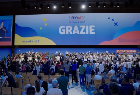 Sala plenaria con pubblico e palco EXPOAID 2026