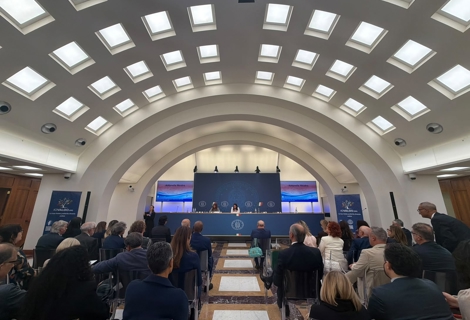 Veduta d’insieme della sala conferenze della Presidenza del Consiglio dei Ministri durante l’evento dedicato al secondo anniversario della Carta di Solfagnano. Il pubblico è seduto di fronte al tavolo dei relatori, disposto sotto la grande copertura ad arco illuminata da numerosi lucernari. Sul palco sono presenti i relatori e due schermi laterali con i contenuti della conferenza, mentre la platea segue gli interventi.