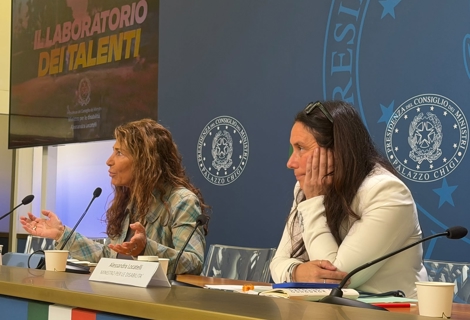 Il Ministro per le Disabilità Alessandra Locatelli, a destra, e Antonella Nicotra, Capo del Dipartimento per le politiche in favore delle persone con disabilità, a sinistra, siedono al tavolo dei relatori durante la presentazione del progetto “Il laboratorio dei talenti”. Sullo sfondo è visibile il logo della Presidenza del Consiglio dei Ministri e uno schermo con il titolo dell’iniziativa. Sul tavolo sono presenti microfoni, documenti e materiali di lavoro.