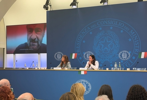 Vista della sala conferenze della Presidenza del Consiglio dei Ministri durante la presentazione del progetto “Il laboratorio dei talenti”. Al tavolo dei relatori siedono Antonella Nicotra, Capo del Dipartimento per le politiche in favore delle persone con disabilità, e il Ministro per le Disabilità Alessandra Locatelli. Sul grande schermo laterale è proiettato un videomessaggio, mentre il pubblico segue l’intervento dalla platea. Sullo sfondo è visibile il logo della Presidenza del Consiglio dei Ministri.