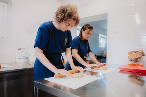 Al lavoro nella cucina di Openhouse
